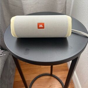 JBL flip 4 Portable Speaker - white - used